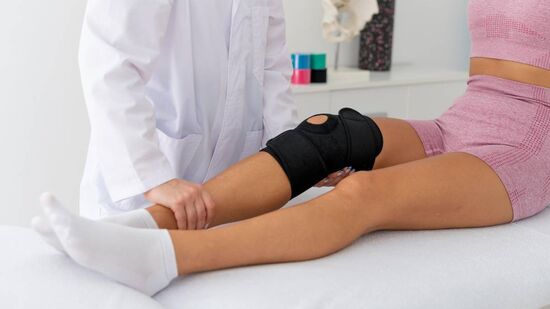 A cirurgia exige preparo meticuloso da área lesionada e do tecido doado, garantindo o encaixe anatômico ideal para restabelecer a função articular