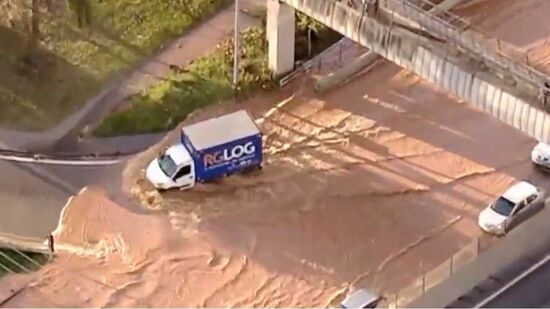 Alagamento começou logo após a formação da cratera e rapidamente avançou sobre as faixas de rolamento