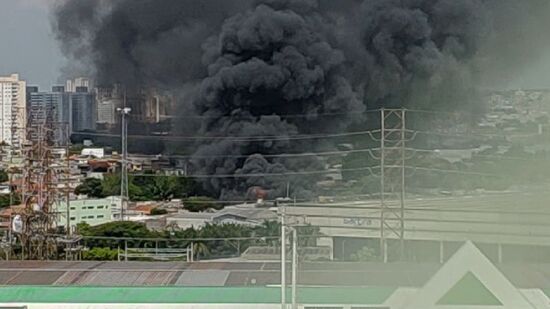 Equipes seguem atuando no rescaldo para impedir novos focos de incêndio