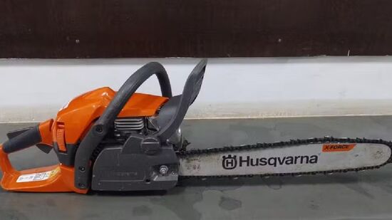 Suspeito aparece segurando a motosserra ligada com as duas mãos e avançando várias vezes contra clientes 