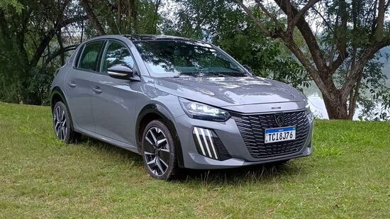 208 está disponível nas cores Branco Banquise, Branco Nacré, Preto Pérola Nera e Cinza Artense