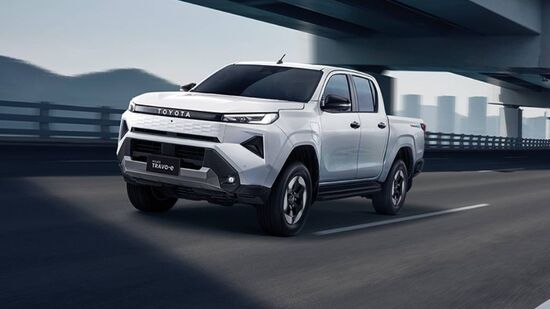 Eixos elétricos de alta potência são usados na dianteira e na traseira, fornecendo potência máxima de 144 kW (196 cavalos)