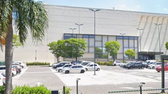 Segundo depoimentos iniciais, quatro criminosos participaram da ação, e fizeram uma funcionária refém