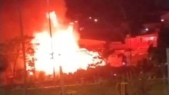 Ainda segundo a corporação, o fogo consumiu entre um e cinco barracos e se alastrou rapidamente