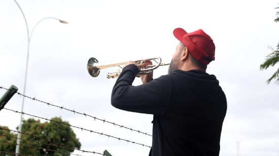Militante Fabiano Trompetista tocou em seu instrumento a marcha fúnebre e a música "Tá na hora do Jair"