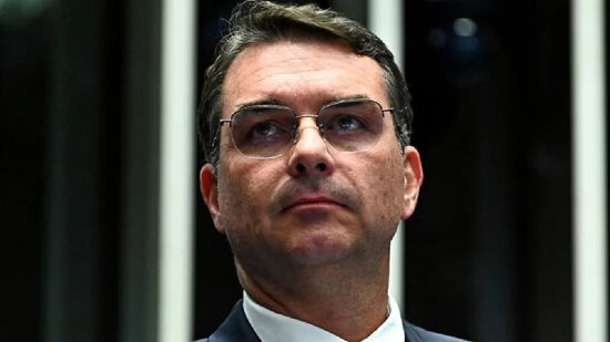 Na gravação, o senador Flávio Bolsonaro (PL-RJ) convoca apoiadores a "reagir"