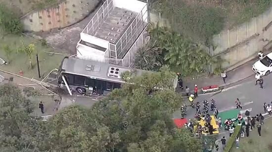 Ônibus perdeu o controle e bateu no portão de um condomínio