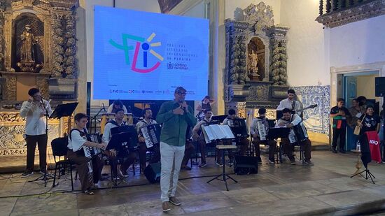 Orquestra também convidou a cantora paraibana Helayne Cristini