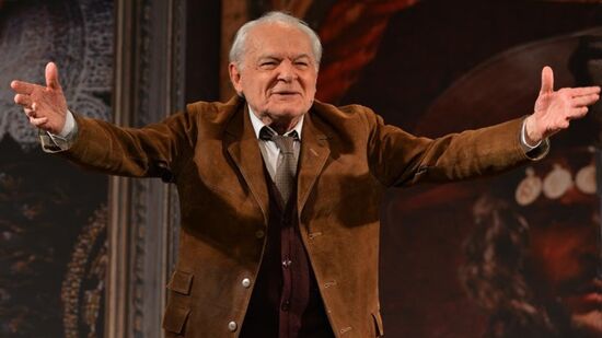 Ator Othon Bastos sobe ao palco em seu primeiro monólogo em 'Não Me Entrego, Não!'