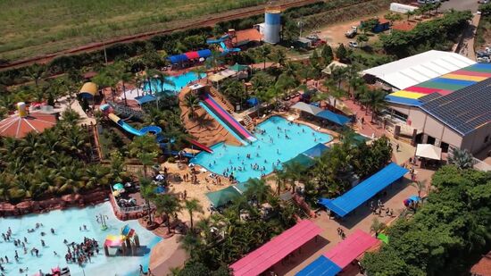 Percurso tem quedas, túneis e boias de alta velocidade