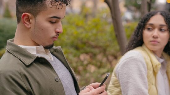 O phubbing afeta as pessoas de diferentes maneiras, dependendo da personalidade de cada indivíduo