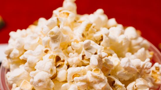 Embora possa parecer um lanche inusitado antes dos exercícios, a pipoca é uma excelente fonte de carboidrato complexo