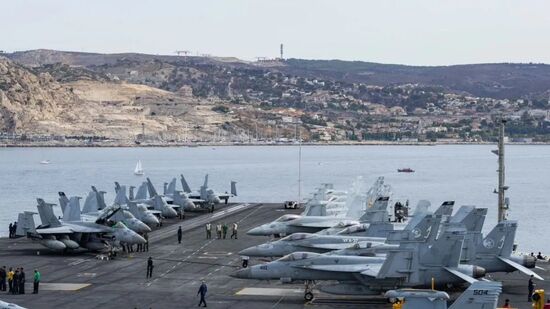 Porta-aviões possui uma pista para pousos e decolagens três vezes maior que o gramado do Maracanã