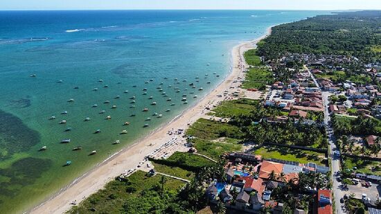 Este município integra a Rota Ecológica dos Milagres, uma faixa de 23 km de praias belíssimas