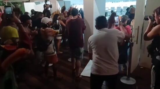 Manifestantes passaram pelas portas do pavilhão, mas a tentativa de acesso forçado ao local foi frustrada pela ação dos seguranças do evento