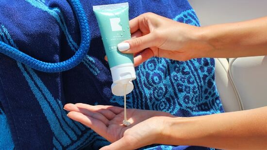 Outra tendência em crescimento é o protetor solar com cor, que protege não só contra os raios UV, mas também contra a luz visível