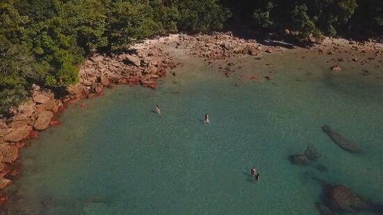 Além de apreciar o cenário, existem outras atividades que você pode fazer nessa piscina; confira 