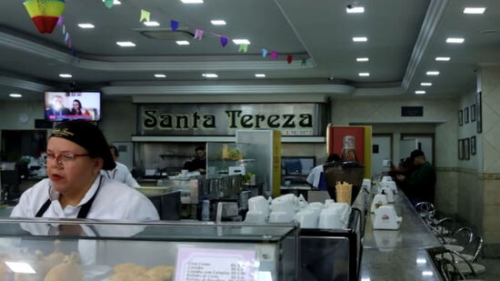 Localizada ao lado da Catedral da Sé, ela se tornou ponto de encontro de turistas e paulistanos em busca de memória e comida clássica