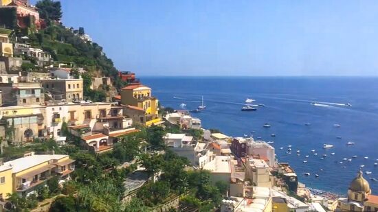 Considerada uma das rotas mais belas da Europa, combina paisagem mediterrânea, curvas desafiadoras e vilas icônicas.