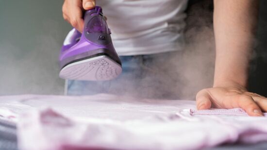 O ferro de passar segue dividindo opiniões entre tradição e praticidade