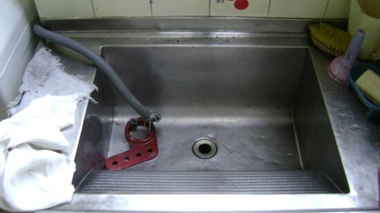 Com apartamentos menores e casas mais enxutas, o tanque instalado sobre a bancada surge como solução inteligente na área de serviço