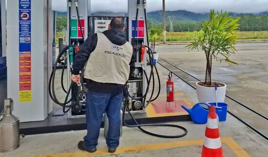 Ação de fiscalização do Ipem-SP a posto de gasolina