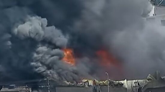 Fogo ameaça casas ao redor do galpão