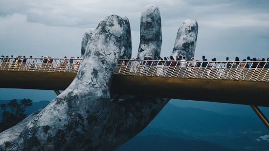 A Ponte Dourada, no Vietnã, parece ter vindo de outro mundo