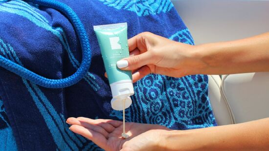 Uso incorreto do protetor solar é um dos principais motivos de queimaduras durante viagens de verão