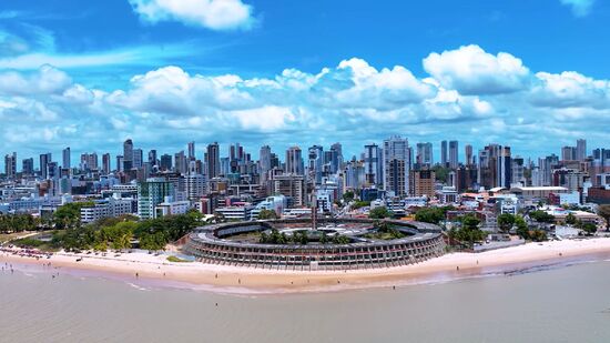 Capital combina praias urbanas, atrações gratuitas e boa comida a preços acessíveis