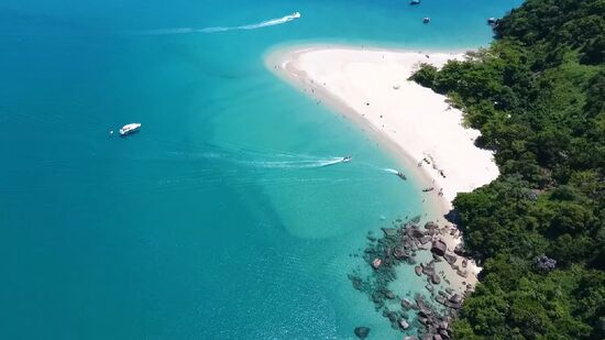 Banhistas vão de lancha para a Praia da Ilha de Prumirim