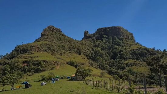 Formações rochosas e trilhas ao redor do Gigante Adormecido fazem de Bofete um dos destinos mais cênicos do interior paulista
