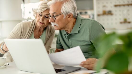 Após os 60 anos, idosos passam a ter direitos que ajudam a reduzir dívidas e despesas do dia a dia