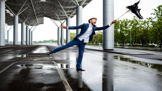 Especialistas explicam quando o vento ganha força suficiente para causar quedas e acidentes