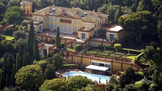 Construída nos anos 1930, a mansão chama atenção pela arquitetura e pelo local onde está instalada