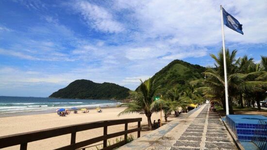 Praia recebeu por 16 vezes o selo de Bandeira Azul como uma das mais limpas do mundo 