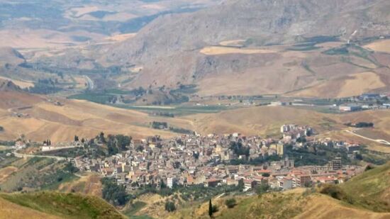 Vista panor&acirc;mica de Campofranco, na Sic&iacute;lia