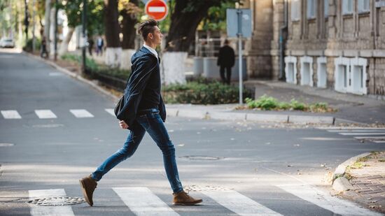 Se você é do time que geralmente passa direto, sem retribuir o gesto, talvez valha a pena repensar esse hábito.
