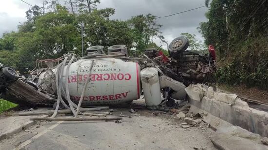 Betoneira caiu em cima de um carro na rodovia Prefeito Bento Rotger Domingo