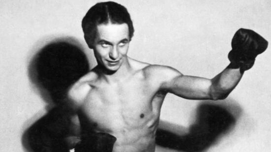 Tadeusz Pietrzykowski nasceu em 8 de abril de 1917, em Varsóvia.