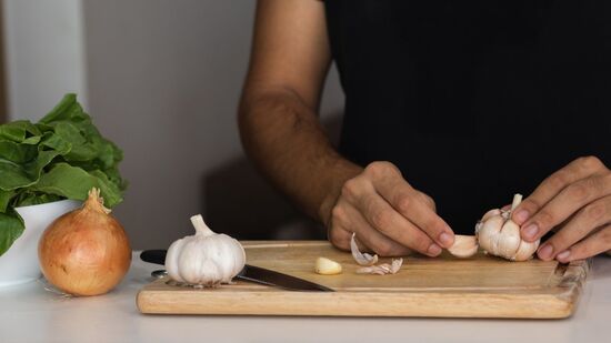 Internautas apotam possíveis benefícos de consumir o alho cru