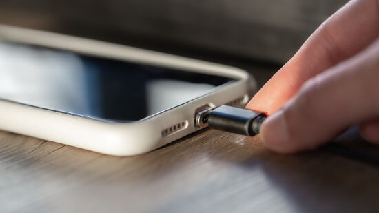 Como tarefa diária, é crucial que o celular receba o carregamento da forma correta, para preservar a vida útil da bateria e evitar danos a longo prazo