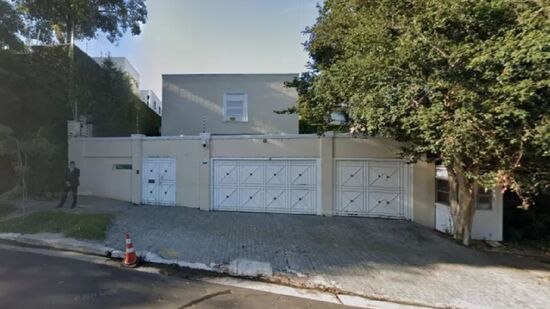 Perto dali mora o ex-presidente Michel Temer com a mulher, Marcela, e o filho