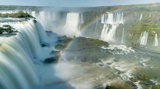 As Cataratas do Iguaçu estão localizadas precisamente entre a cidade brasileira de Foz do Iguaçu e a cidade argentina de Puerto Iguazú