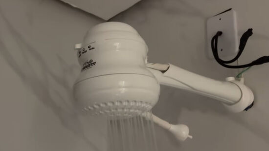 Este hábito comum acaba gerando dor de cabeça com a necessidade de troca do chuveiro