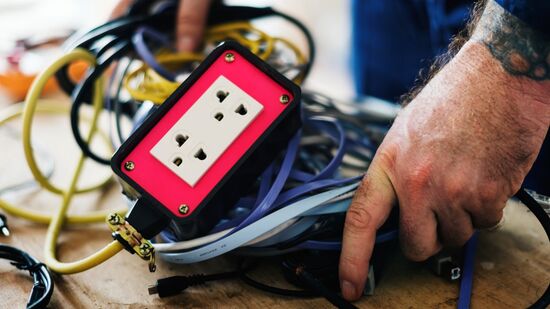 Um novo conceito de r&eacute;gua el&eacute;trica transforma um item esquecido em pe&ccedil;a de decora&ccedil;&atilde;o