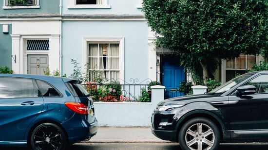 Conforme o Código de Trânsito Brasileiro (CTB) trata o ato de estacionar em frente a garagens como infração, sem diferenciar se o veículo é do morador, de um visitante ou de um desconhecido.