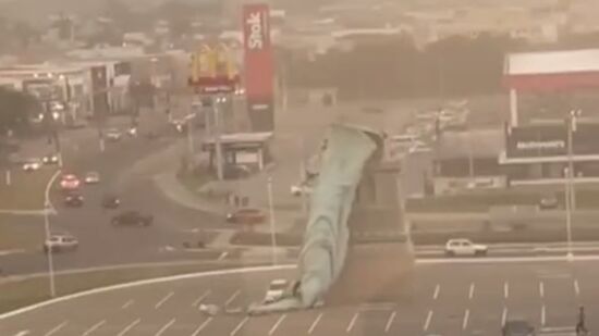 Est&aacute;tua foi instalada na inaugura&ccedil;&atilde;o da loja e possui 35 metros, da base at&eacute; a ponta da escultura