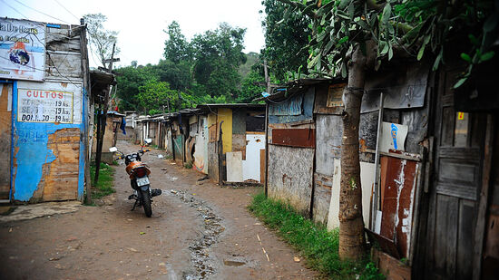 Fora das favelas, os números são bem menores: apenas 4,8% das ruas não têm calçada e 25,2% não têm árvores