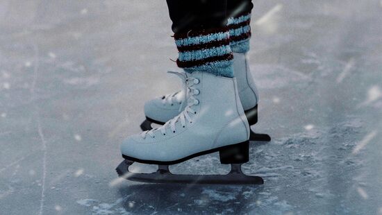 Pista de patinação no gelo está aberta para adultos e crianças